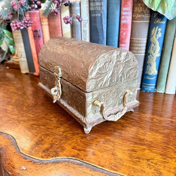 Vintage Brass Floral Repousse Domed Footed Treasure Chest Box lock & Key - Picture 10 of 17